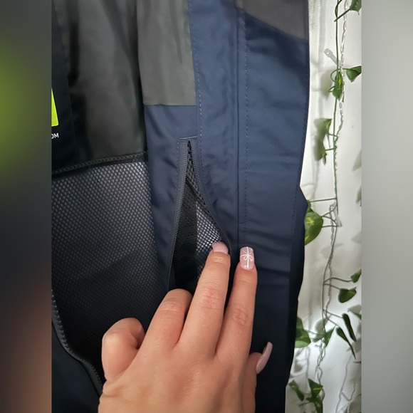 Helly Hansen Black Vest with Red Accents - Picture 9 of 15